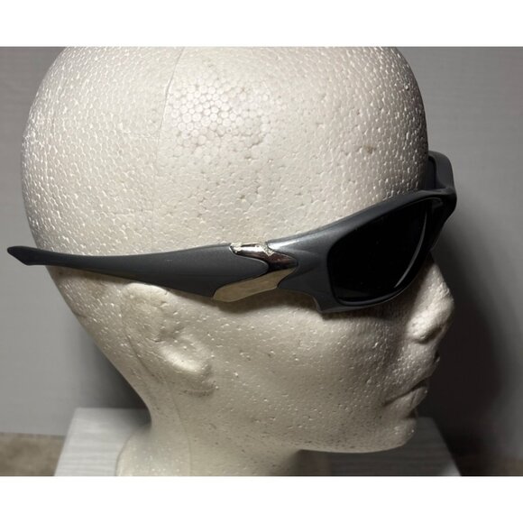 Stylish Gray Sunglasses - Picture 4 of 9